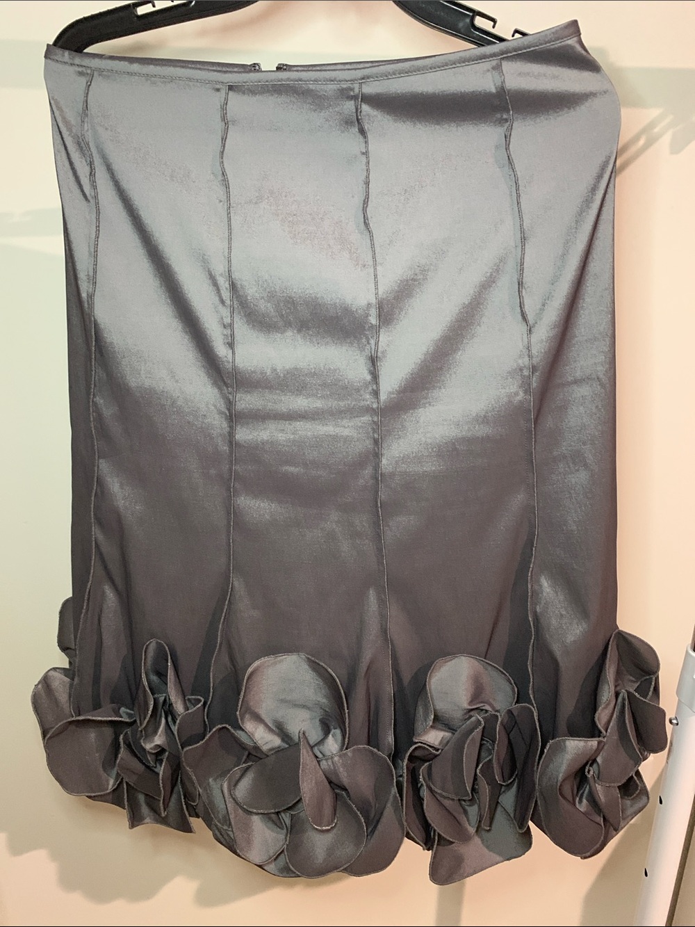 Women’s Gray Satin Floral Hem Skirt SZ 6
Perfect for casual or formal dress up.